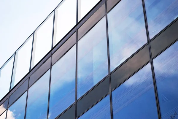 Mavi gökyüzü arka plan üzerinde yüksek apartmanlar