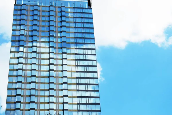 青い空を背景に背の高いマンション — ストック写真