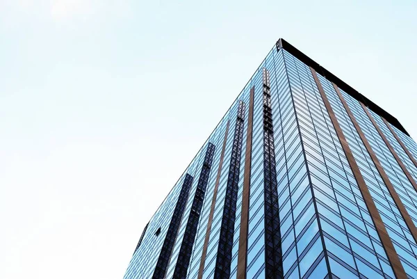 Altos edifícios de apartamentos no céu azul fundo — Fotografia de Stock