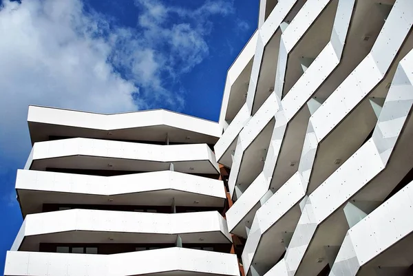 Modern, lüks apartman binası..