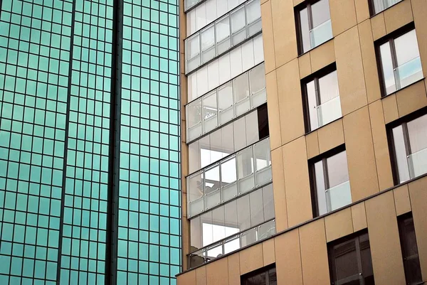 Gökyüzü arka plan üzerinde uzun boylu apartmanlar