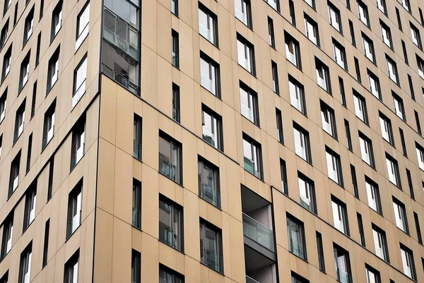 Gökyüzü arka plan üzerinde uzun boylu apartmanlar