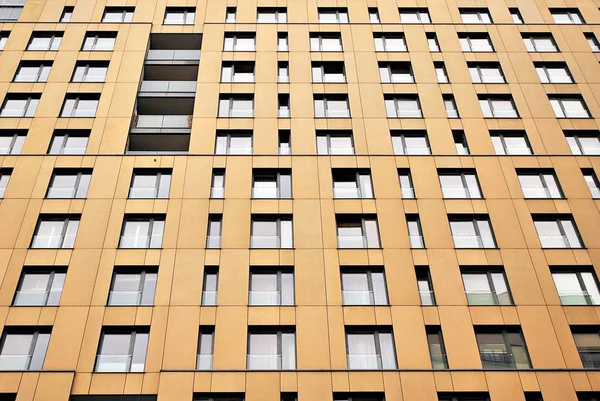 Gökyüzü arka plan üzerinde uzun boylu apartmanlar