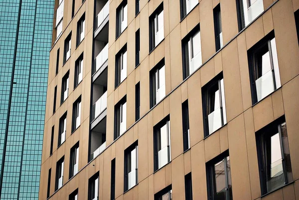 Gökyüzü arka plan üzerinde uzun boylu apartmanlar