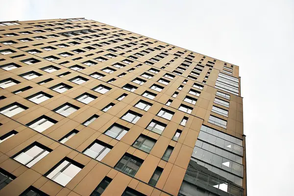 Gökyüzü arka plan üzerinde uzun boylu apartmanlar