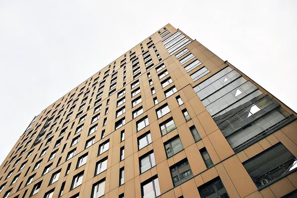 Gökyüzü arka plan üzerinde uzun boylu apartmanlar