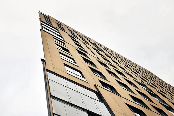 Gökyüzü arka plan üzerinde uzun boylu apartmanlar