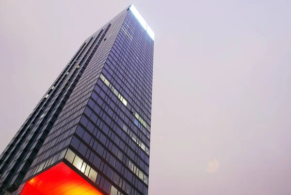 青い空を背景に背の高いマンション — ストック写真