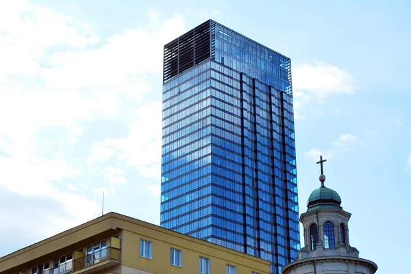 푸른 하늘 배경에서 키 큰 아파트 건물 — 스톡 사진
