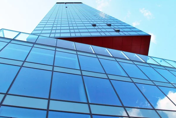 Mavi gökyüzü arka plan üzerinde yüksek apartmanlar