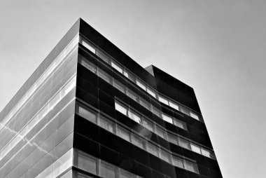 Modern ofis binası ile cam cephe. Siyah ve beyaz