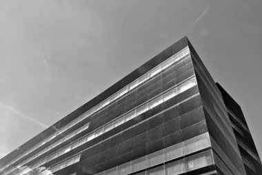 Modern ofis binası ile cam cephe. Siyah ve beyaz