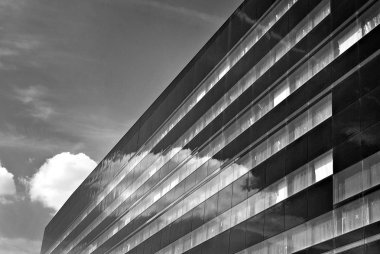 Modern ofis binası ile cam cephe. Siyah ve beyaz