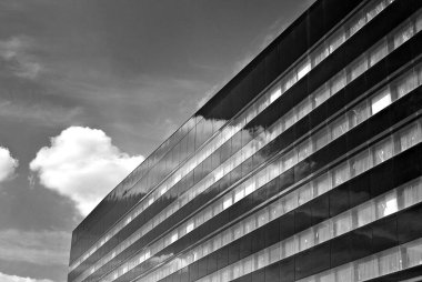 Modern ofis binası ile cam cephe. Siyah ve beyaz