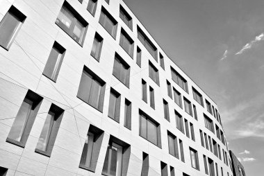 Modern ofis binası ile cam cephe. Siyah ve beyaz