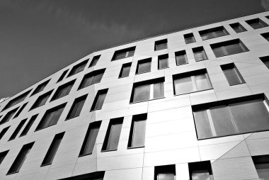 Modern ofis binası ile cam cephe. Siyah ve beyaz