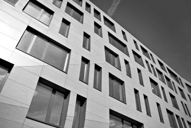 Modern ofis binası ile cam cephe. Siyah ve beyaz