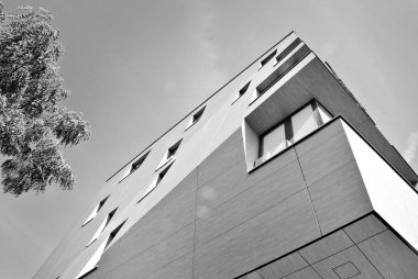 Modern ofis binası ile cam cephe. Siyah ve beyaz