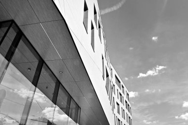 Modern ofis binası ile cam cephe. Siyah ve beyaz