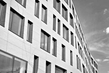 Modern ofis binası ile cam cephe. Siyah ve beyaz