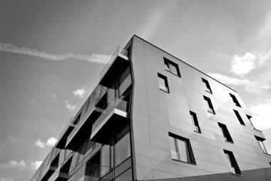 Modern ofis binası ile cam cephe. Siyah ve beyaz