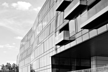 Modern ofis binası ile cam cephe. Siyah ve beyaz