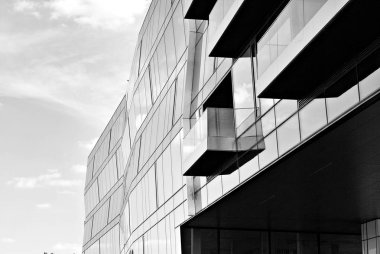 Modern ofis binası ile cam cephe. Siyah ve beyaz