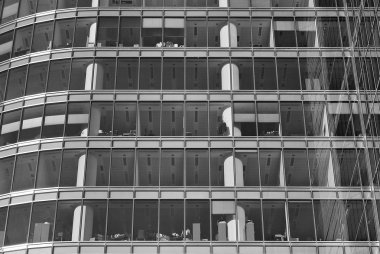 Modern ofis binası ile cam cephe. Siyah ve beyaz