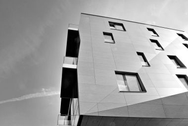 Modern ofis binası ile cam cephe. Siyah ve beyaz