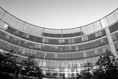 Modern ofis binası ile cam cephe. Siyah ve beyaz