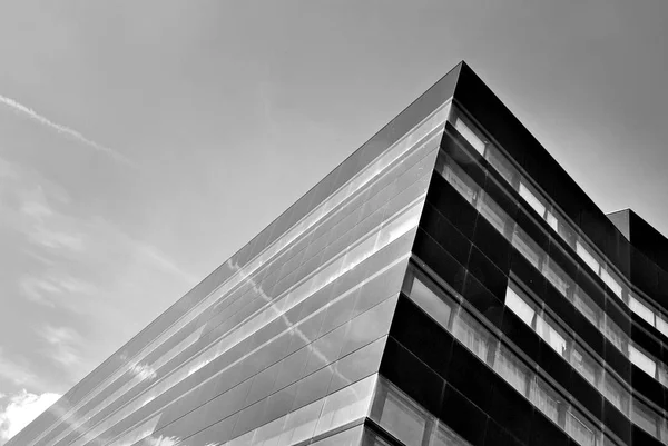Современное офисное здание с фасадом из стекла. Черное и белое — стоковое фото