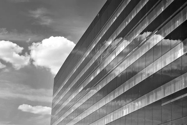 Modernes Bürogebäude mit Glasfassade. schwarz-weiß — Stockfoto