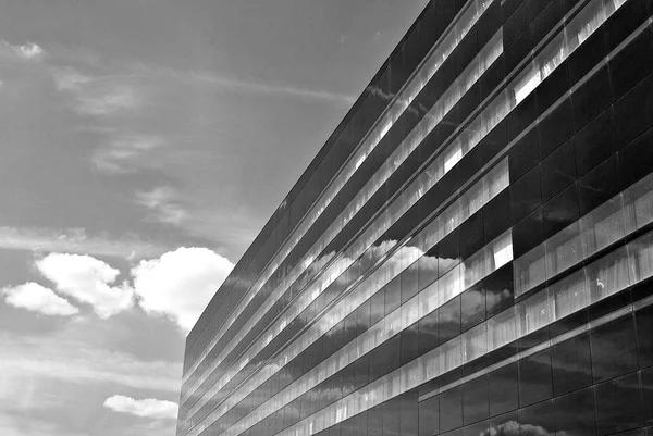 Modern office building with facade of glass. Black and white — Stock Photo, Image