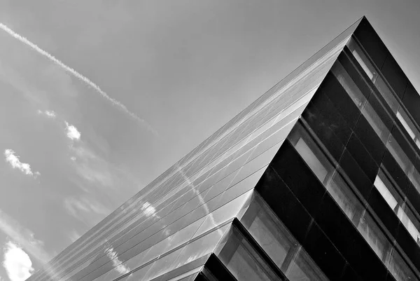Modern ofis binası ile cam cephe. Siyah ve beyaz — Stok fotoğraf