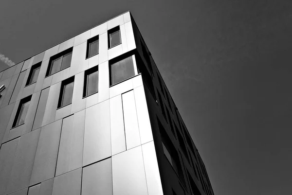 Σύγχρονο κτίριο γραφείων με πρόσοψη από γυαλί. Μαύρο και άσπρο — Φωτογραφία Αρχείου