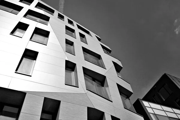 Modern ofis binası ile cam cephe. Siyah ve beyaz