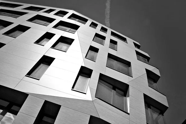 Moderno edificio de oficinas con fachada de cristal. Blanco y negro —  Fotos de Stock