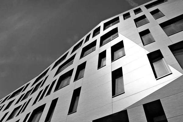 Moderno edificio de oficinas con fachada de cristal. Blanco y negro — Foto de Stock