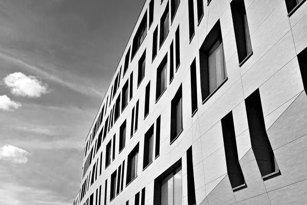 Edifício de escritório moderno com fachada de vidro. Preto e branco — Fotografia de Stock