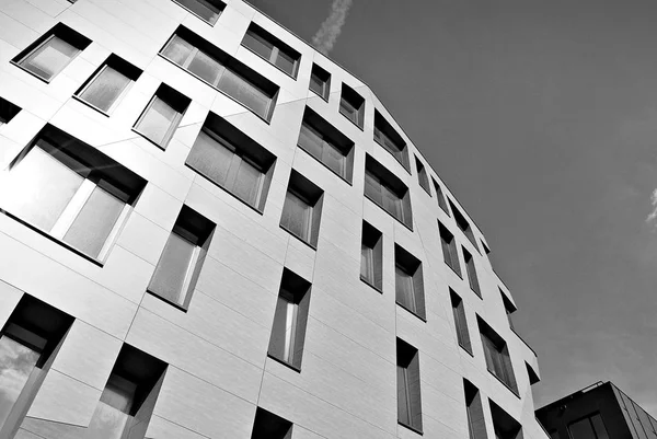 Edifício de escritório moderno com fachada de vidro. Preto e branco — Fotografia de Stock