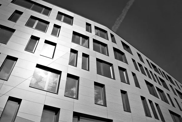 Moderno edificio de oficinas con fachada de cristal. Blanco y negro — Foto de Stock