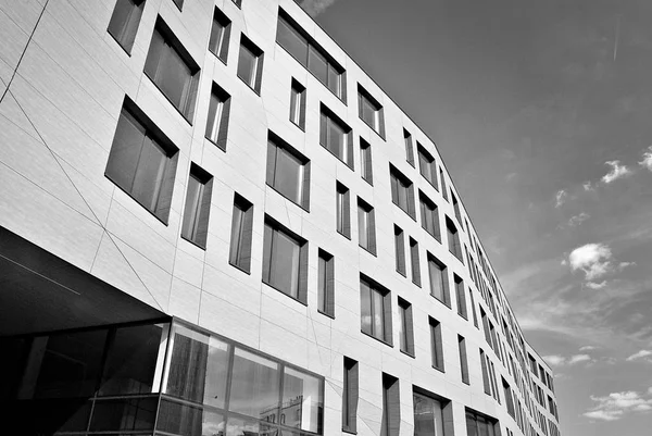 Edifício de escritório moderno com fachada de vidro. Preto e branco — Fotografia de Stock