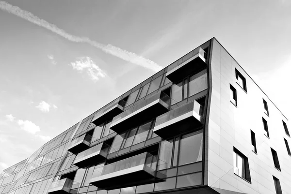 Immeuble de bureaux moderne avec façade en verre. Noir et blanc — Photo