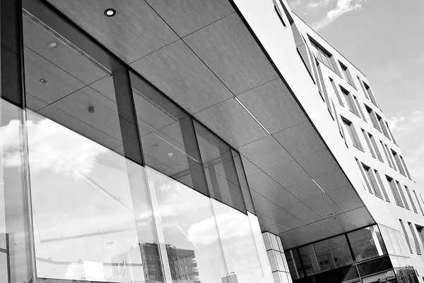 Moderno edificio de oficinas con fachada de cristal. Blanco y negro — Foto de Stock