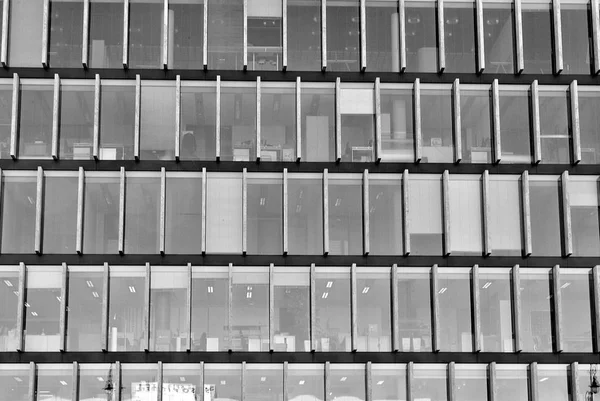 Nowoczesny biurowiec z fasadą ze szkła. Czarno-białe — Zdjęcie stockowe