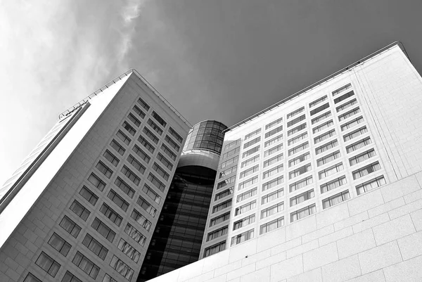 近代的なオフィスビルのガラスのファサード。黒と白 — ストック写真