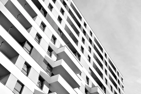Edifícios de apartamentos modernos exteriores. Preto e branco . — Fotografia de Stock