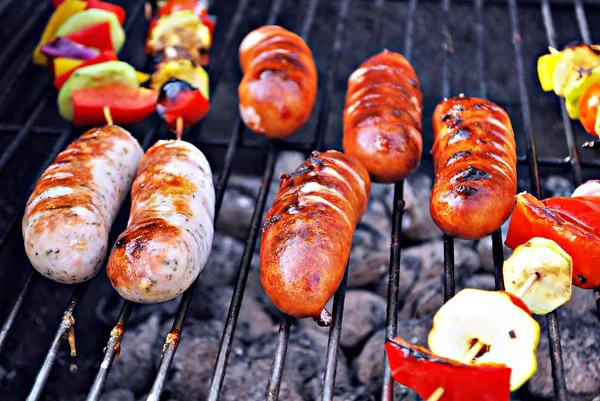 Grilling sausages on barbecue grill. BBQ in the garden. Bavarian sausages. — Stock Photo, Image