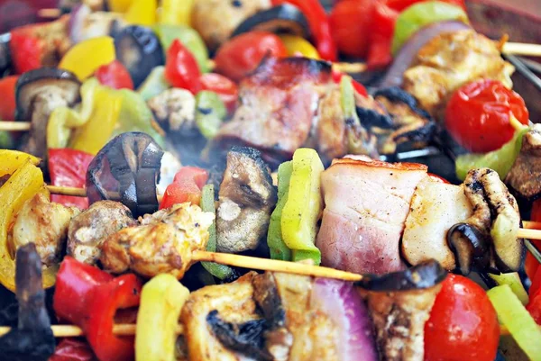 Spiedini di verdure e carne alla griglia in una marinata di erbe su una padella, vista dall'alto — Foto Stock