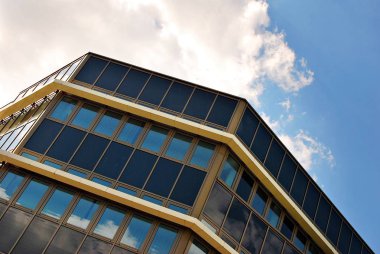 Modern bina. Modern ofis binası ile cam cephe.